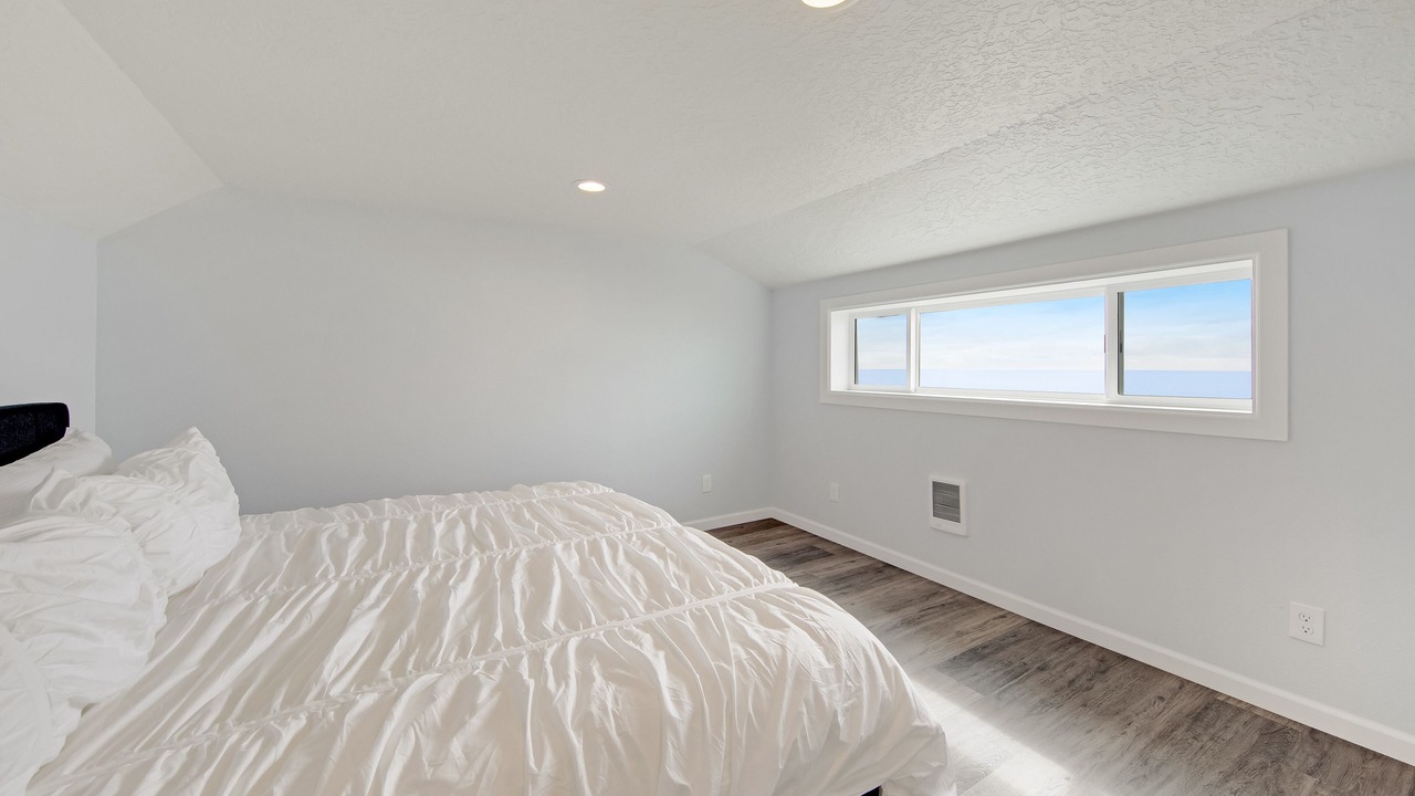 Photo of Bedroom in Edgewater Shores