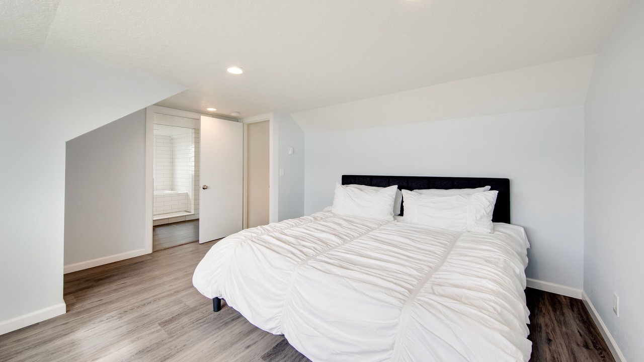 Photo of Bedroom in Edgewater Shores
