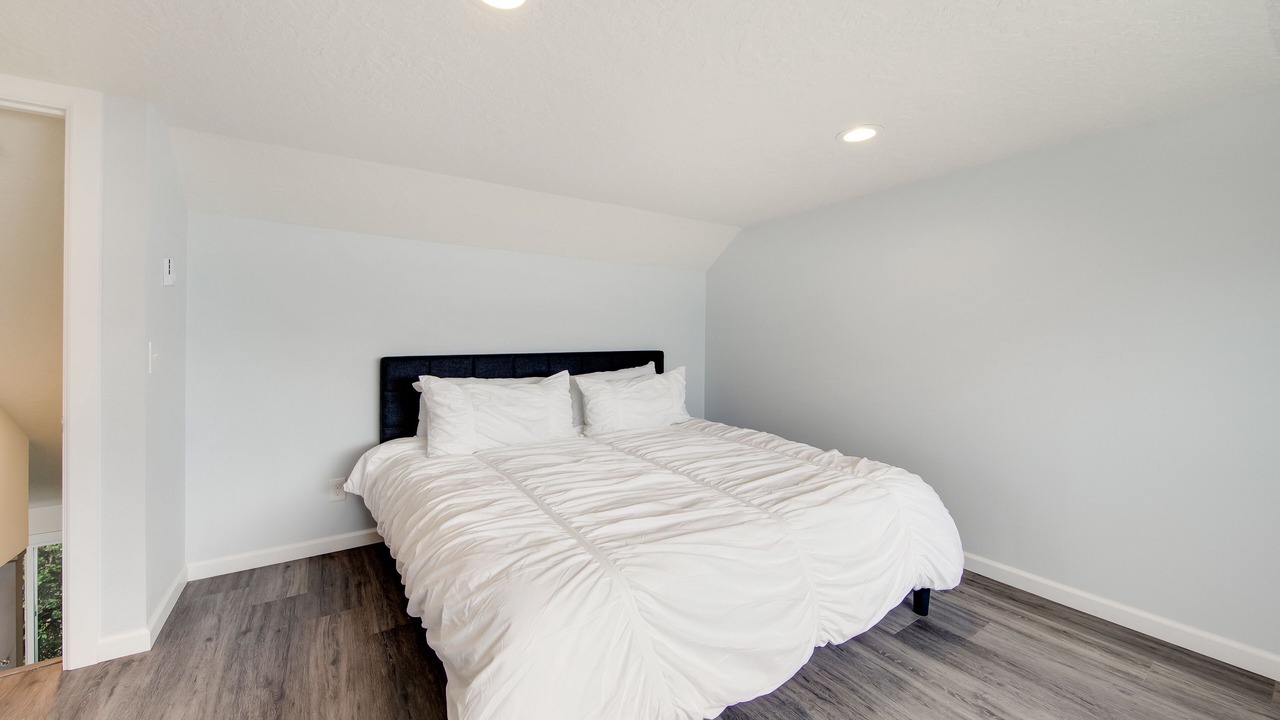 Photo of Bedroom in Edgewater Shores