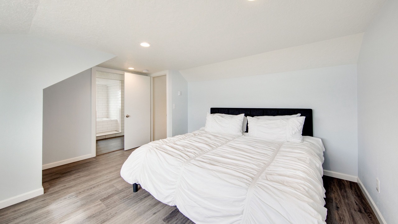 Photo of Bedroom in Edgewater Shores