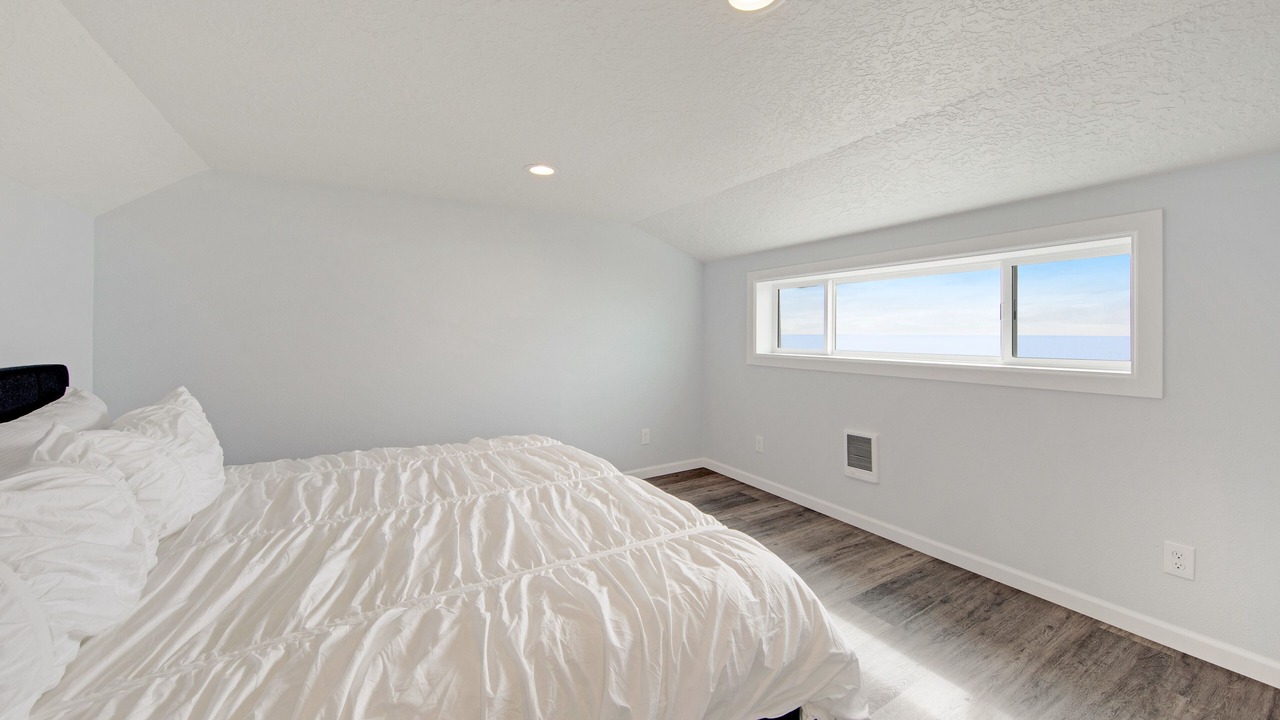 Photo of Bedroom in Edgewater Shores