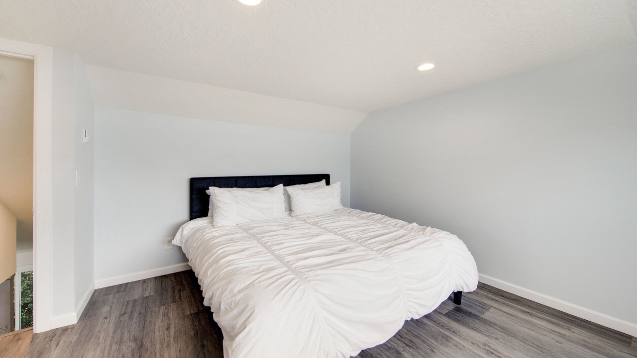 Photo of Bedroom in Edgewater Shores