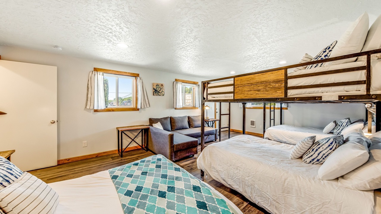 Photo of Bedroom in Edgewater Shores