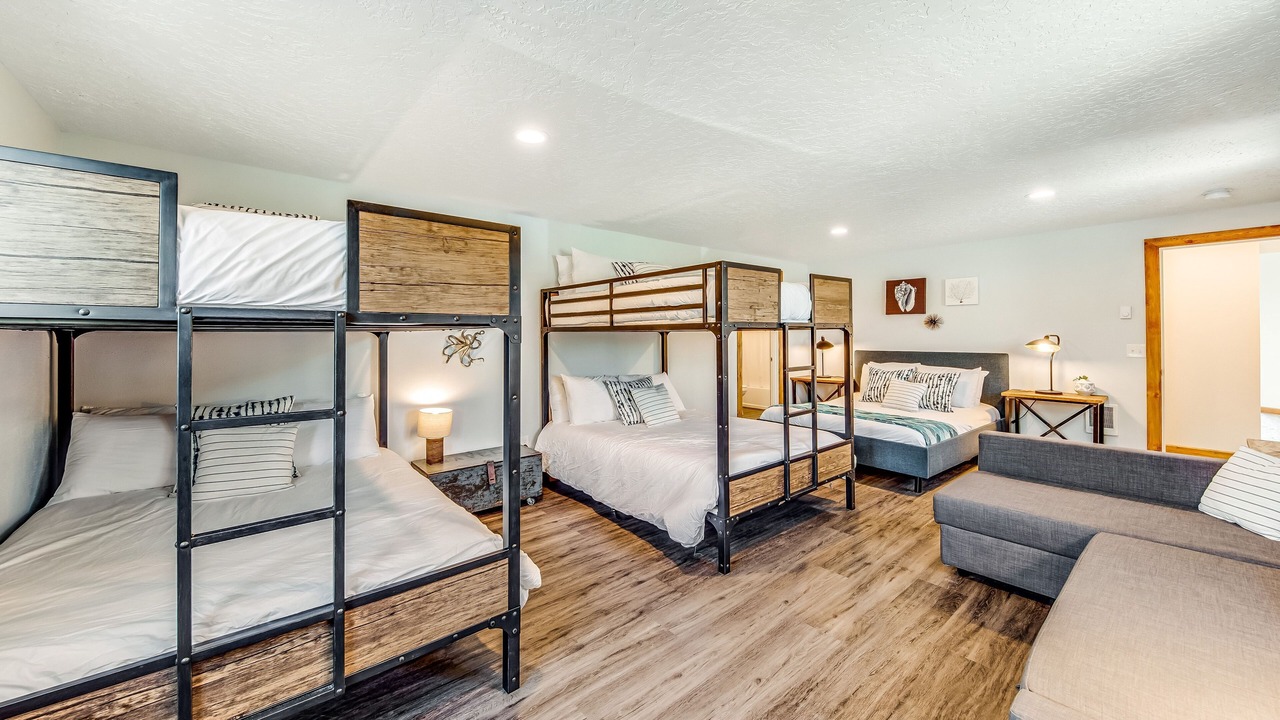 Photo of Bedroom in Edgewater Shores