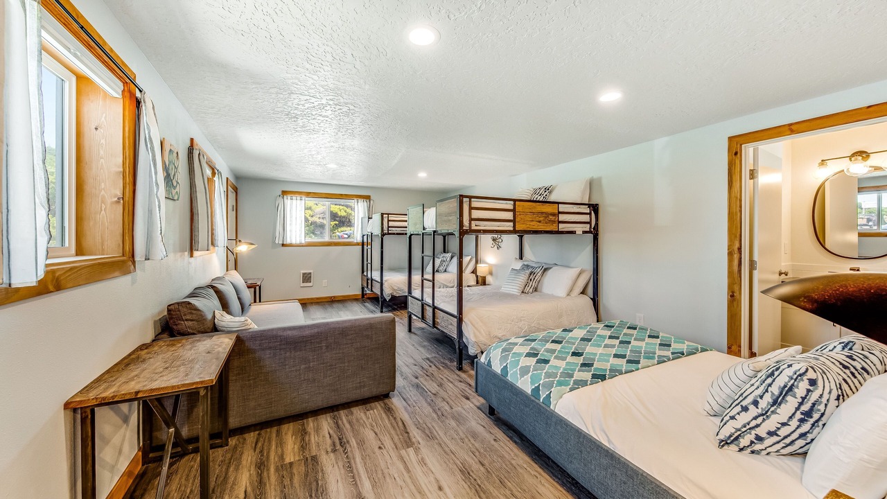 Photo of Bedroom in Edgewater Shores