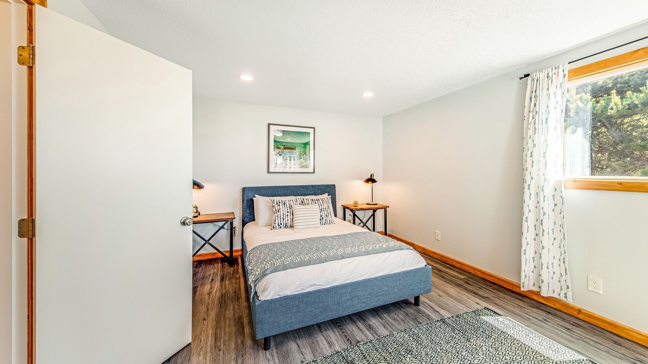 Photo of Bedroom in Edgewater Shores