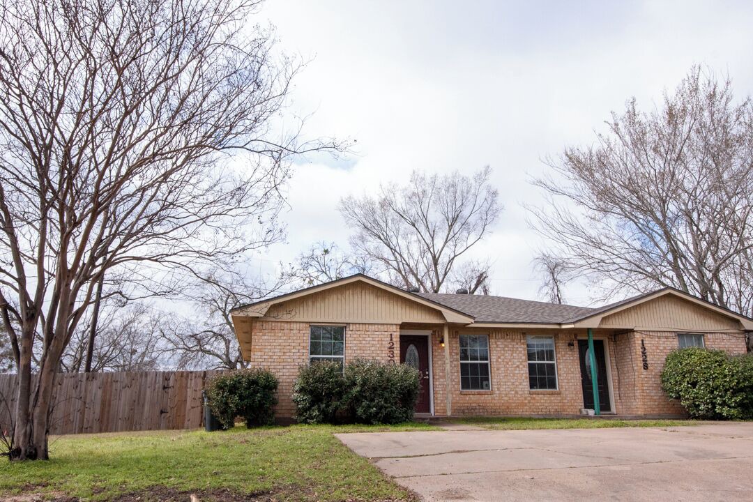 Photo of Outdoor in Pecan Tree - McCullough