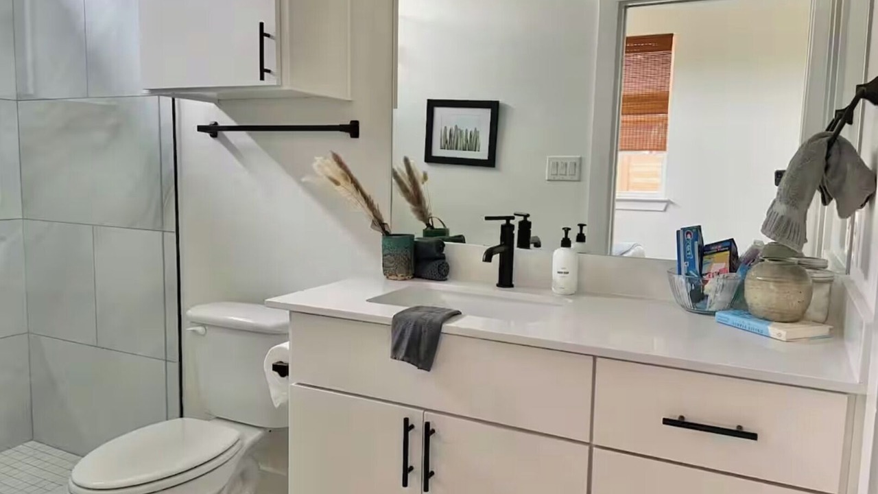 Photo of Bathroom in Montopolis