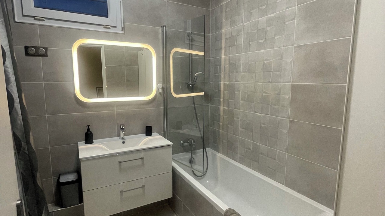 Photo of Bathroom in Colombes