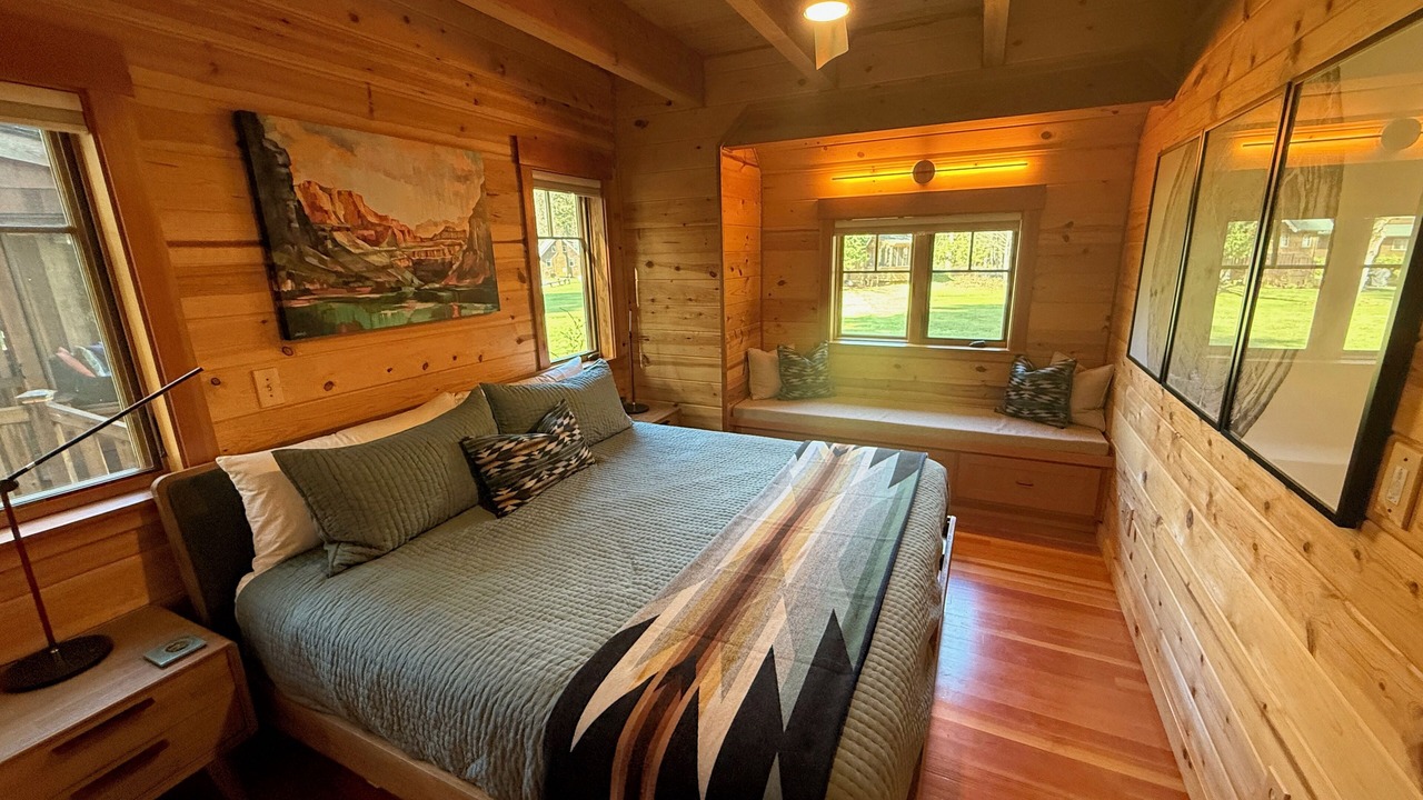 Photo of Bedroom in McKenzie Bridge