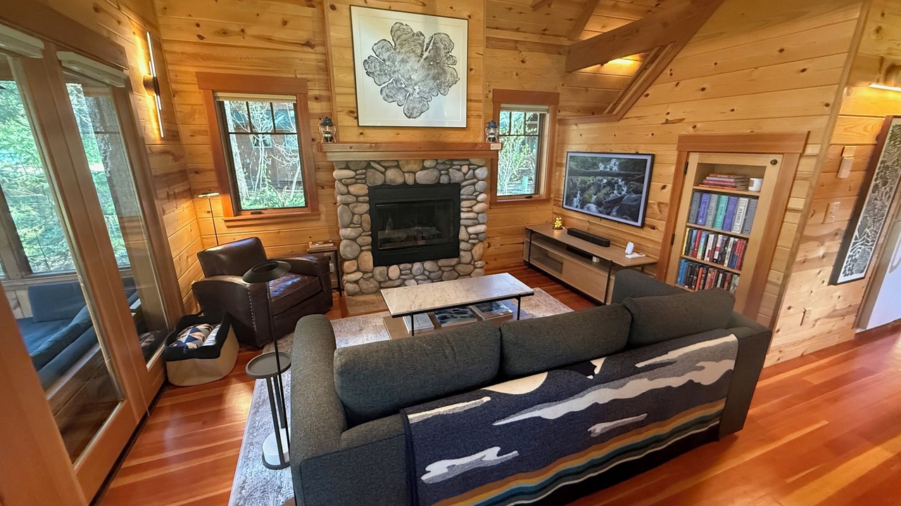 Photo of Livingroom in McKenzie Bridge
