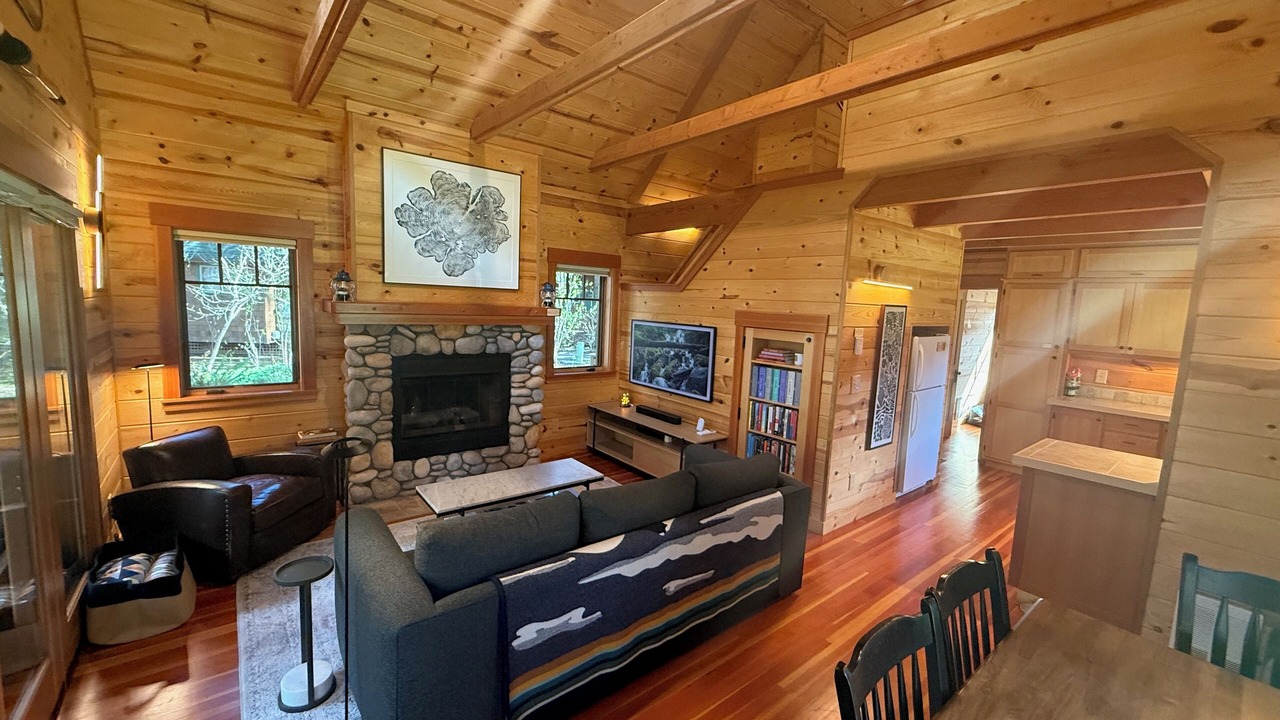 Photo of Livingroom in McKenzie Bridge