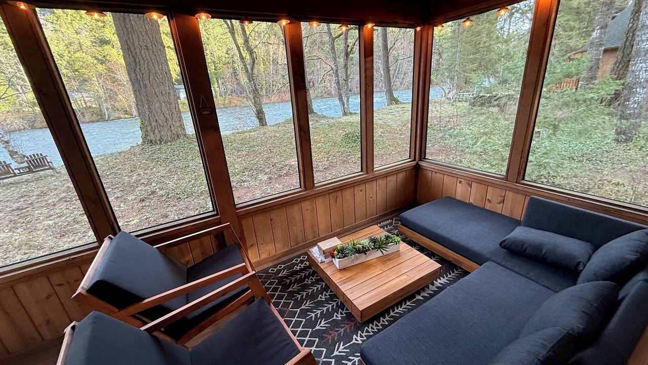 Photo of Livingroom in McKenzie Bridge