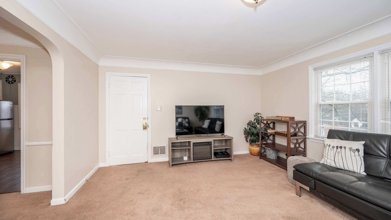 Photo of Bedroom in Roselawn Finance