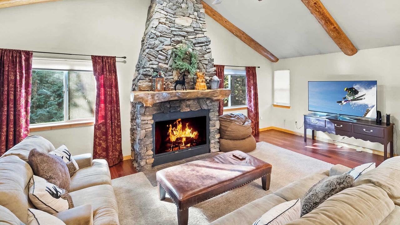 Photo of Livingroom in Summit Estates