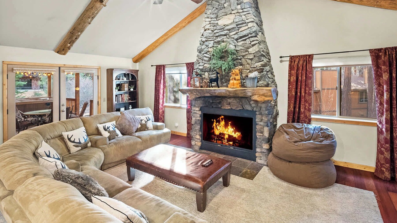 Photo of Livingroom in Summit Estates