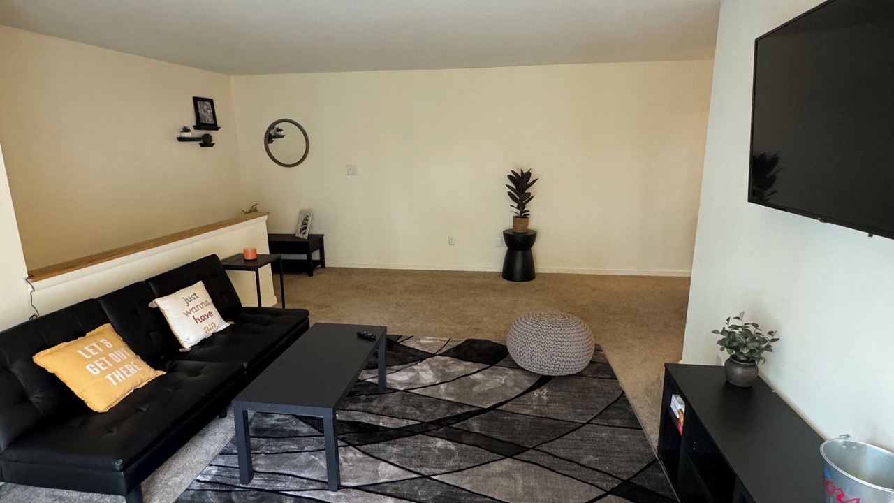 Photo of Livingroom in State College