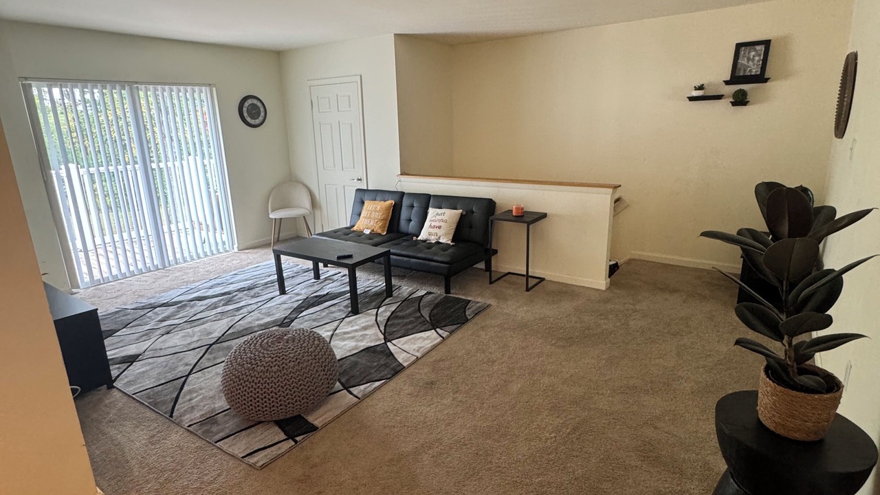 Photo of Livingroom in State College