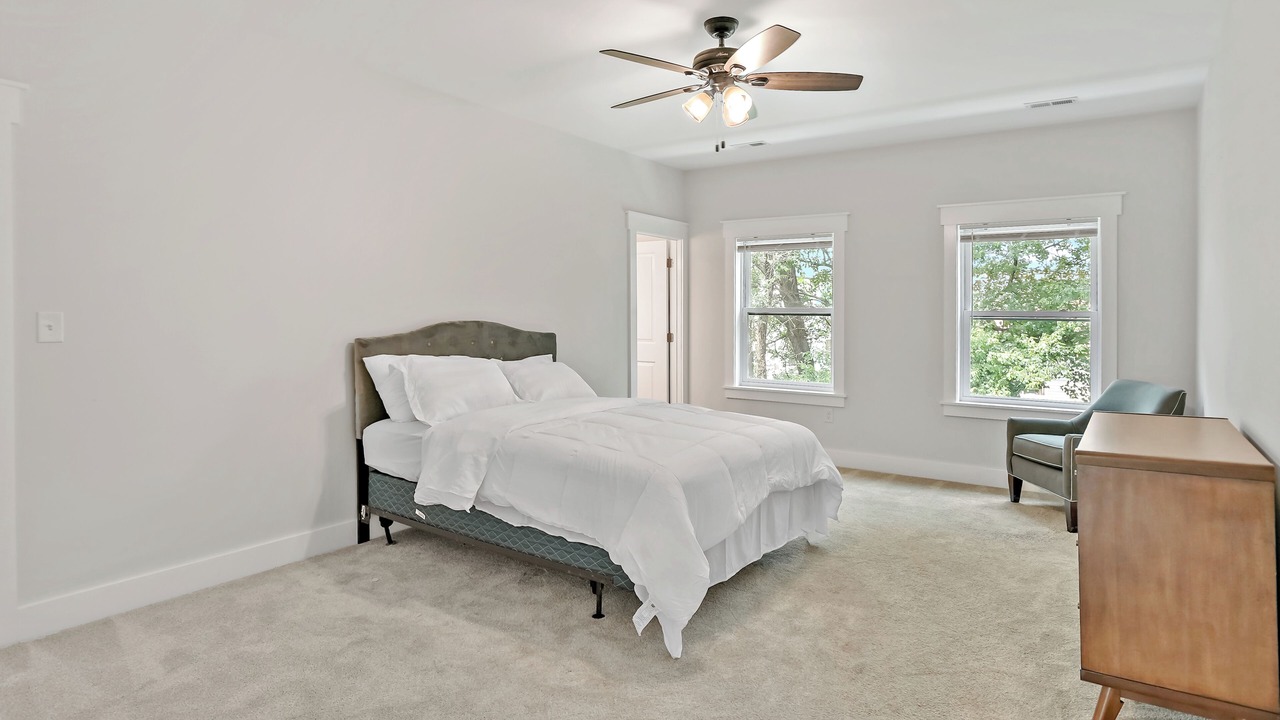 Photo of Bedroom in Baileys Crossroads