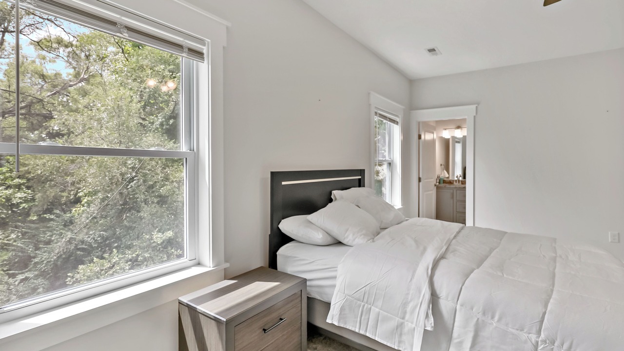 Photo of Bedroom in Baileys Crossroads