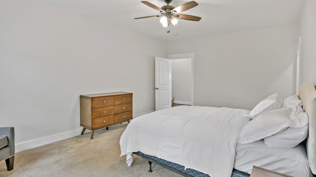 Photo of Bedroom in Baileys Crossroads