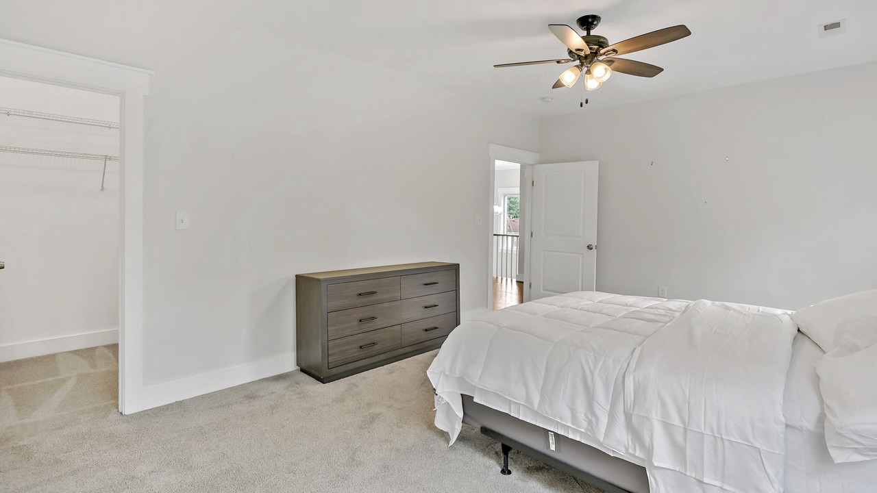 Photo of Bedroom in Baileys Crossroads