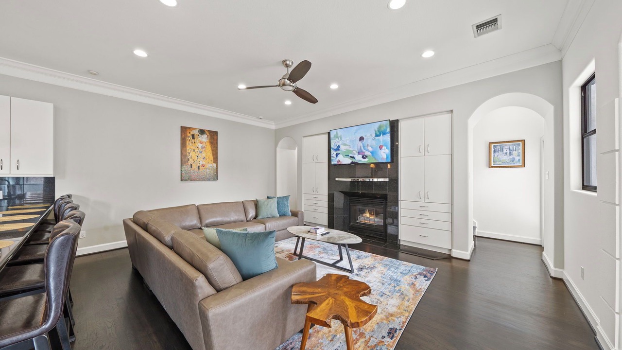 Photo of Livingroom in Greenway Plaza-Upper Kirby
