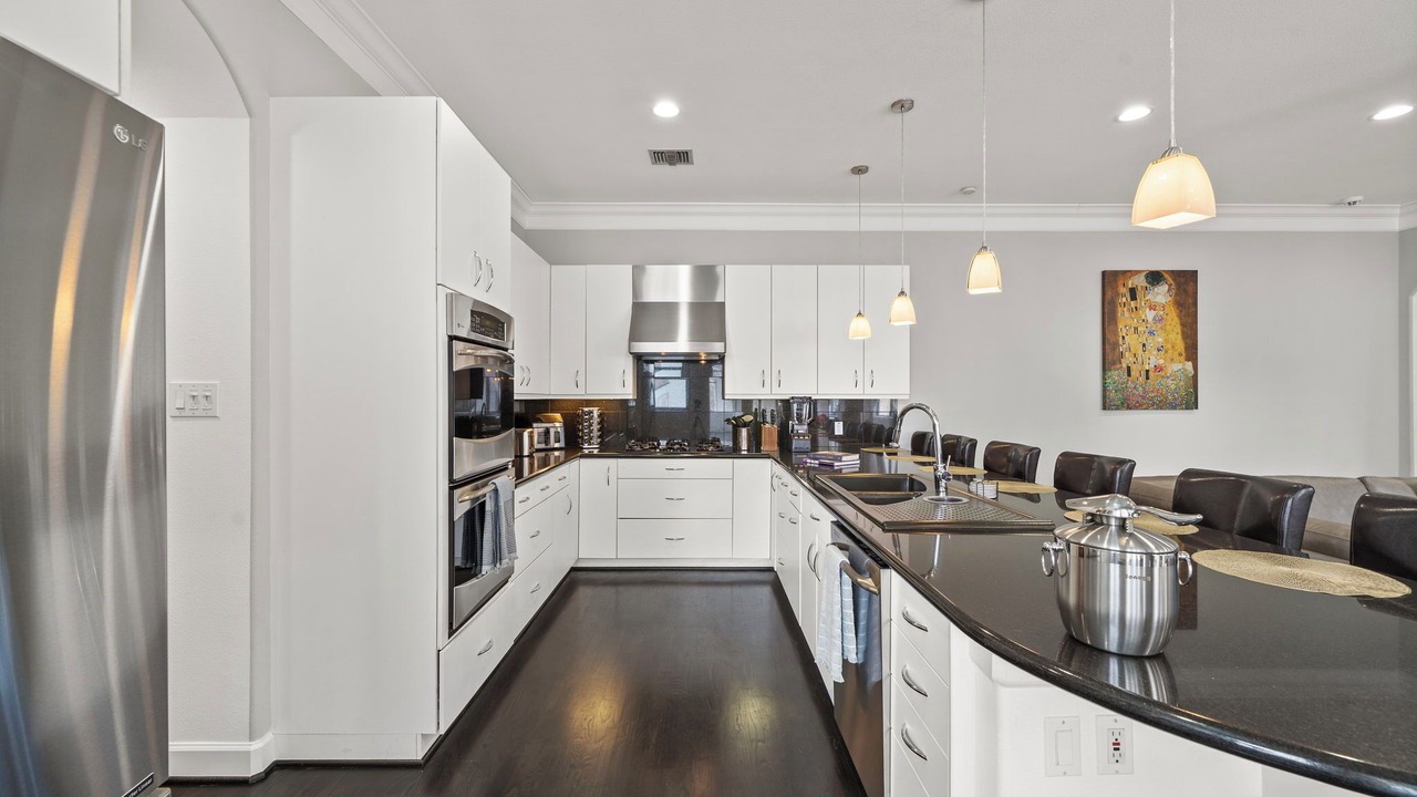 Photo of Kitchen in Greenway Plaza-Upper Kirby
