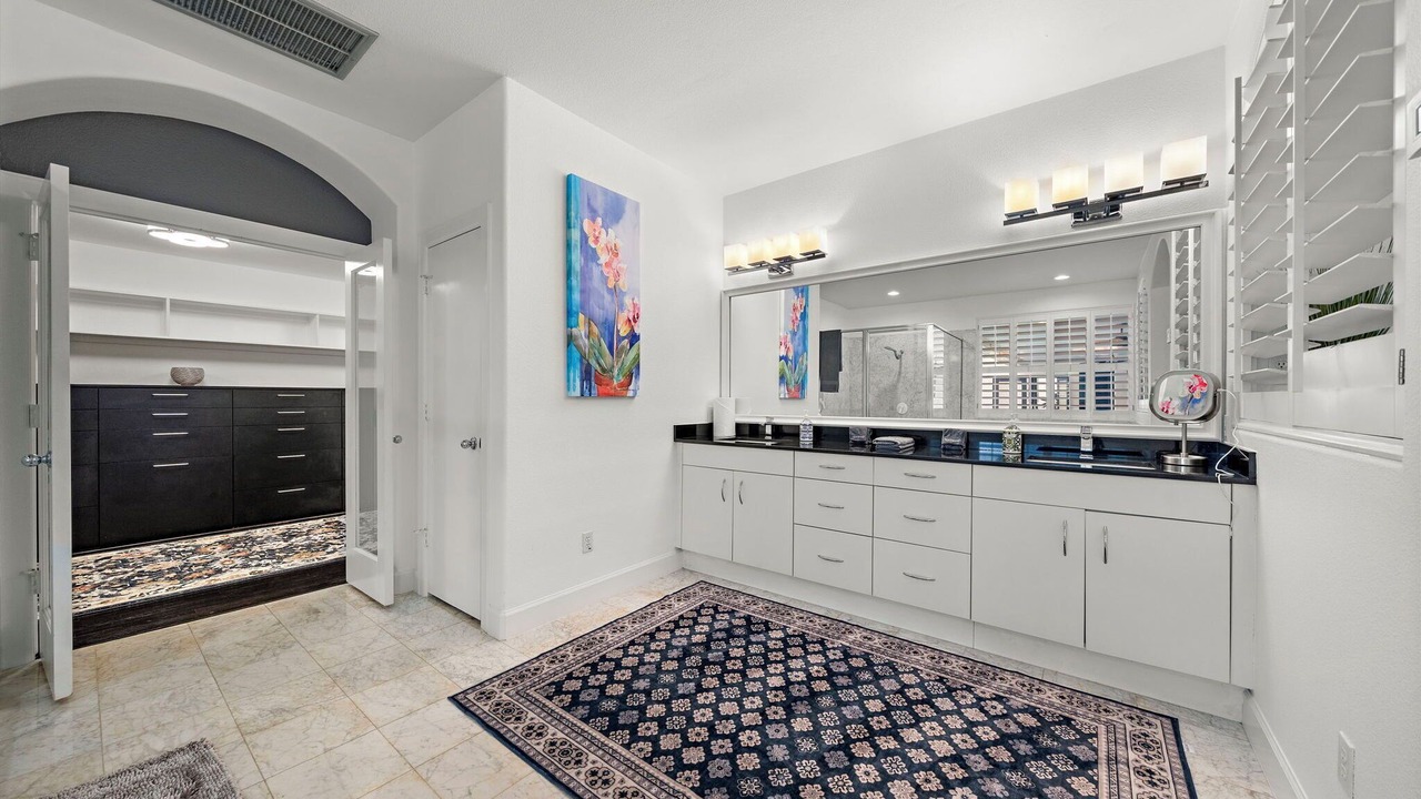 Photo of Bathroom in Greenway Plaza-Upper Kirby
