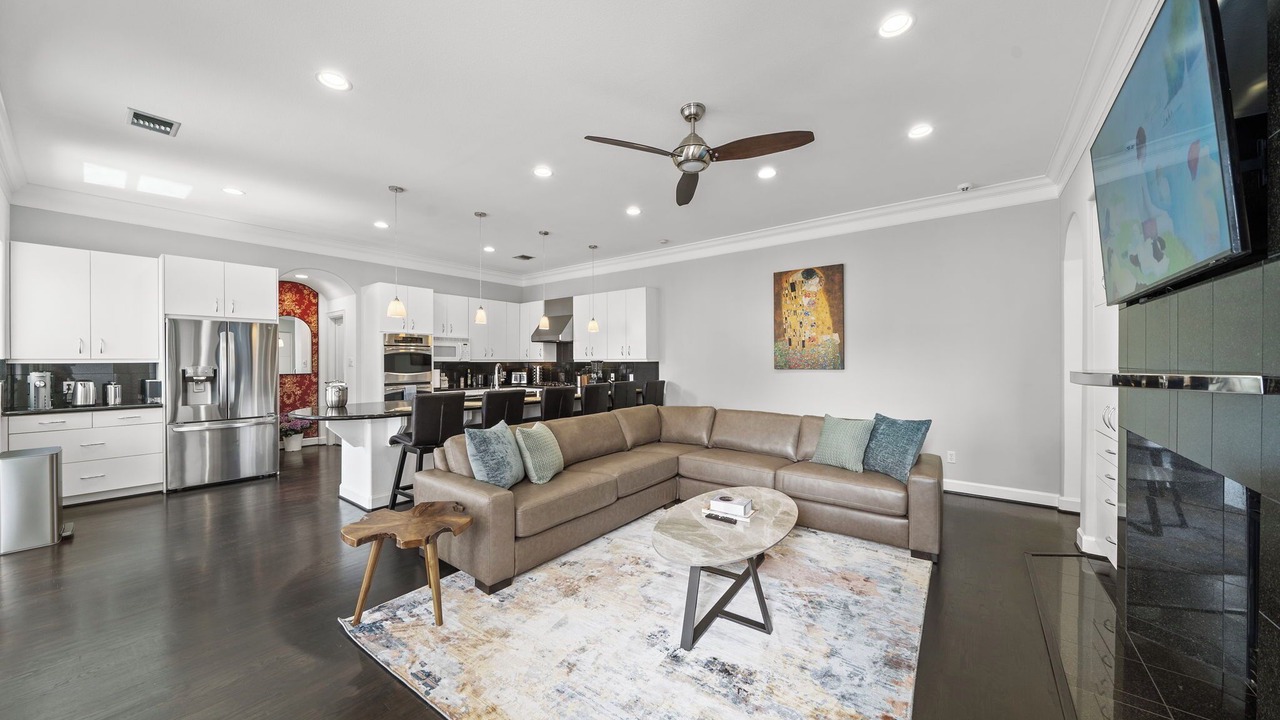 Photo of Livingroom in Greenway Plaza-Upper Kirby