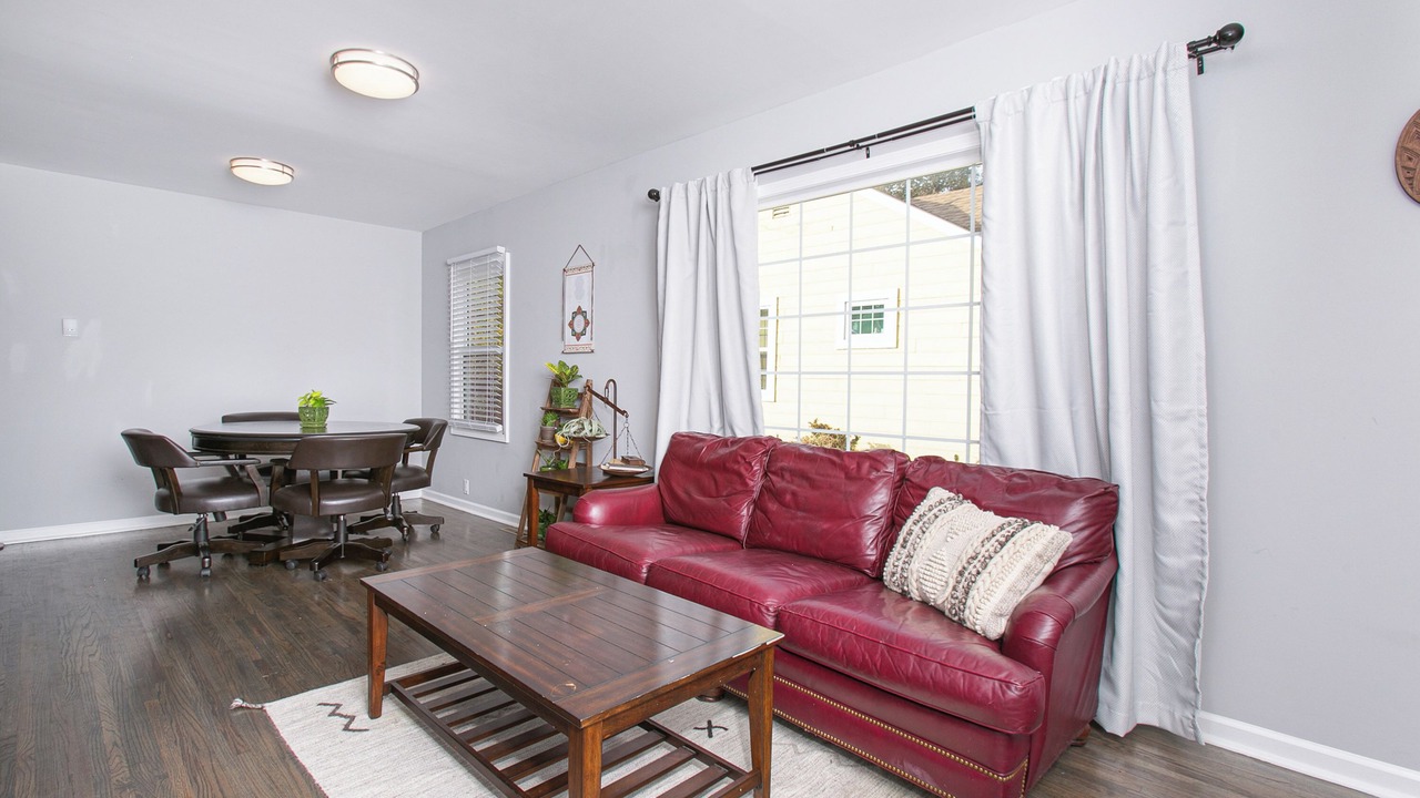 Photo of Livingroom in College Hill