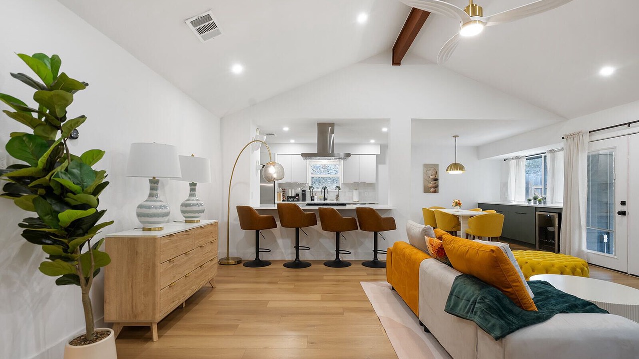 Photo of Livingroom in North Austin Civic Association