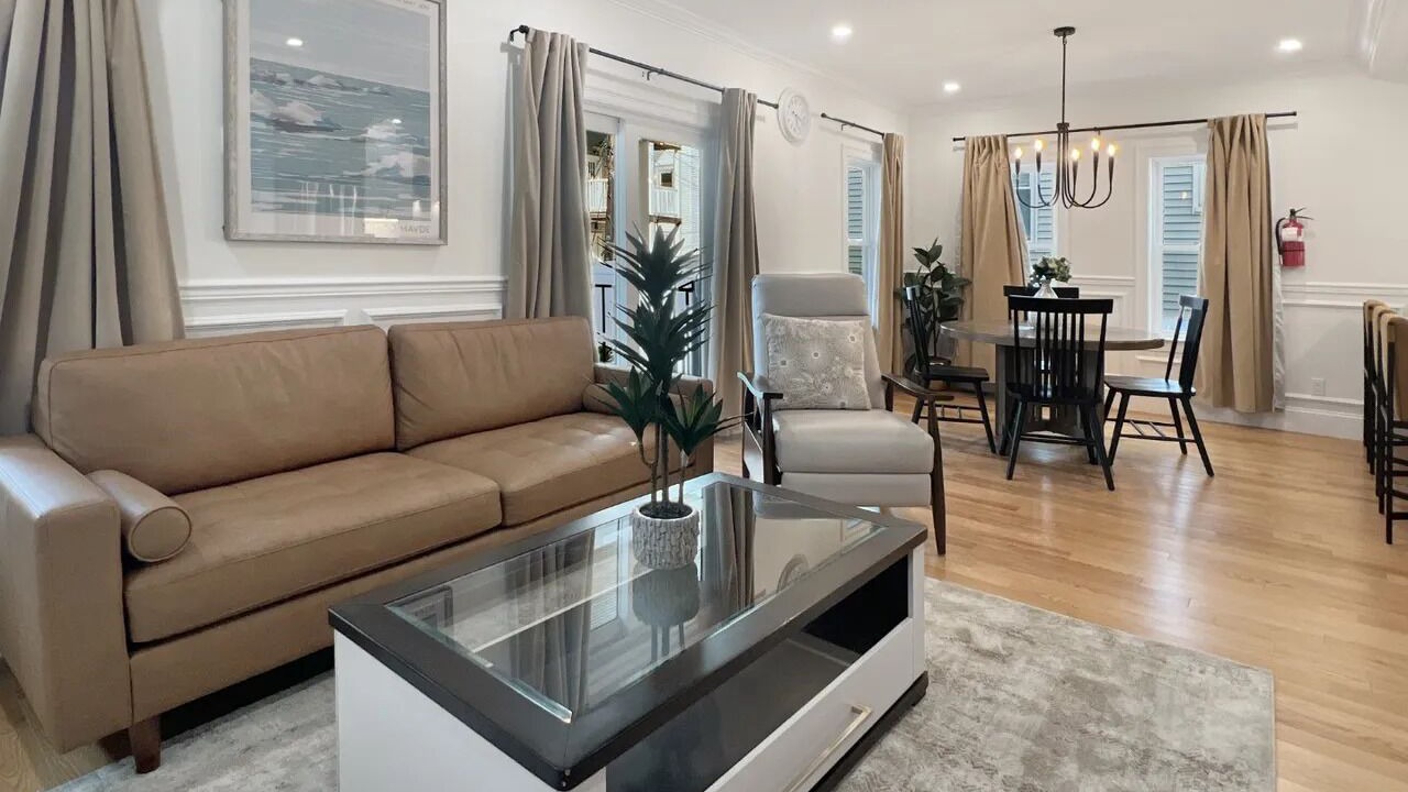 Photo of Livingroom in Forest Hills - Woodbourne