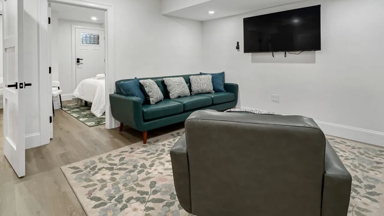 Photo of Livingroom in Forest Hills - Woodbourne