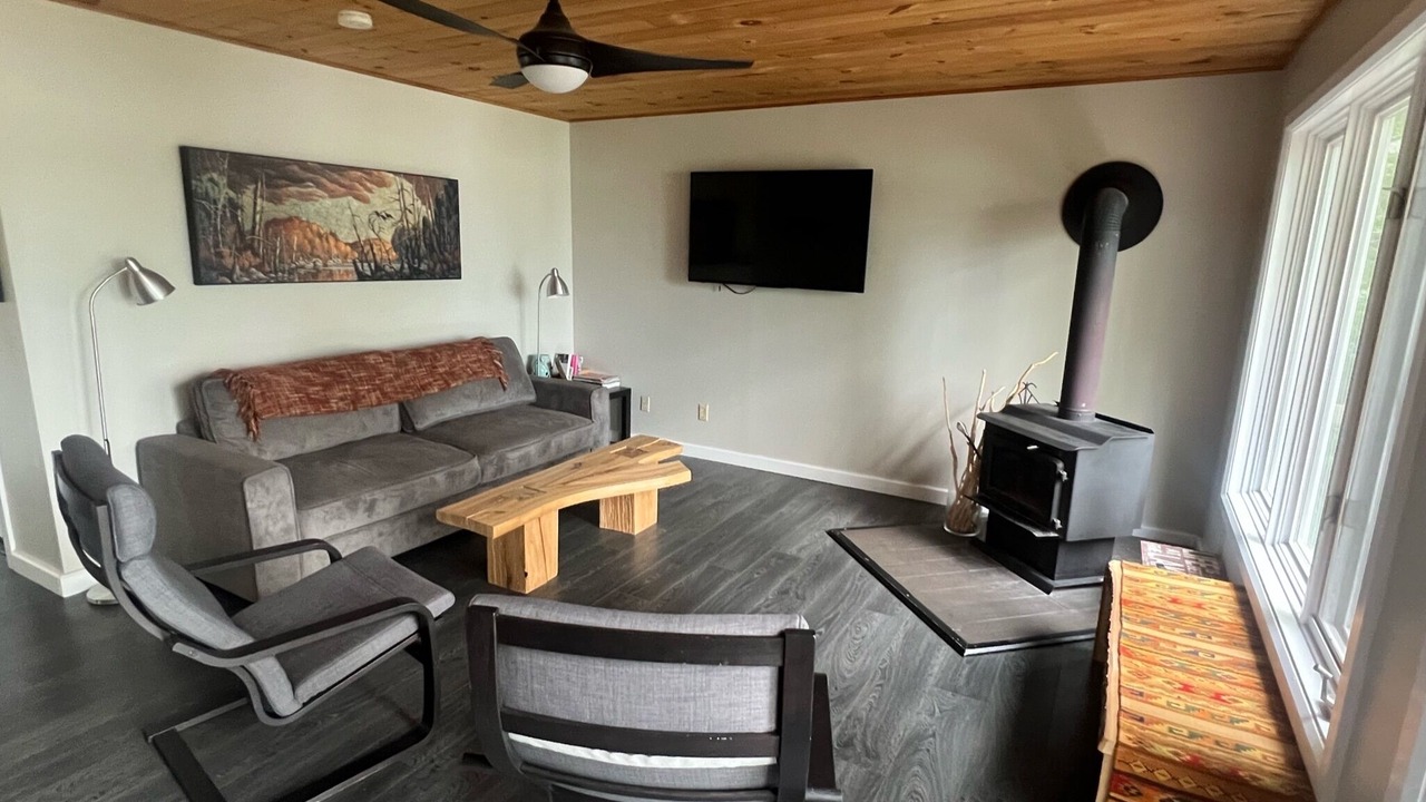 Photo of Livingroom in Central Frontenac