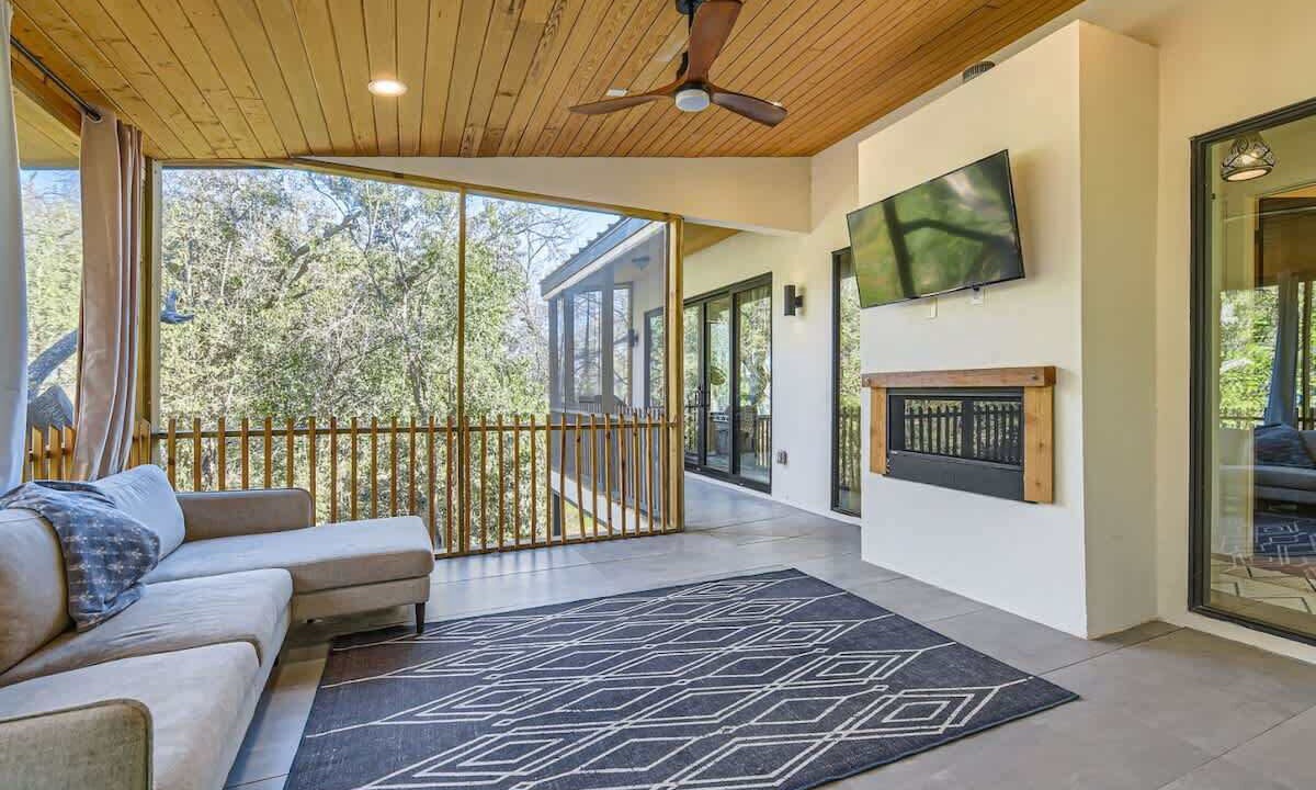 Photo of Livingroom in West Lake Hills