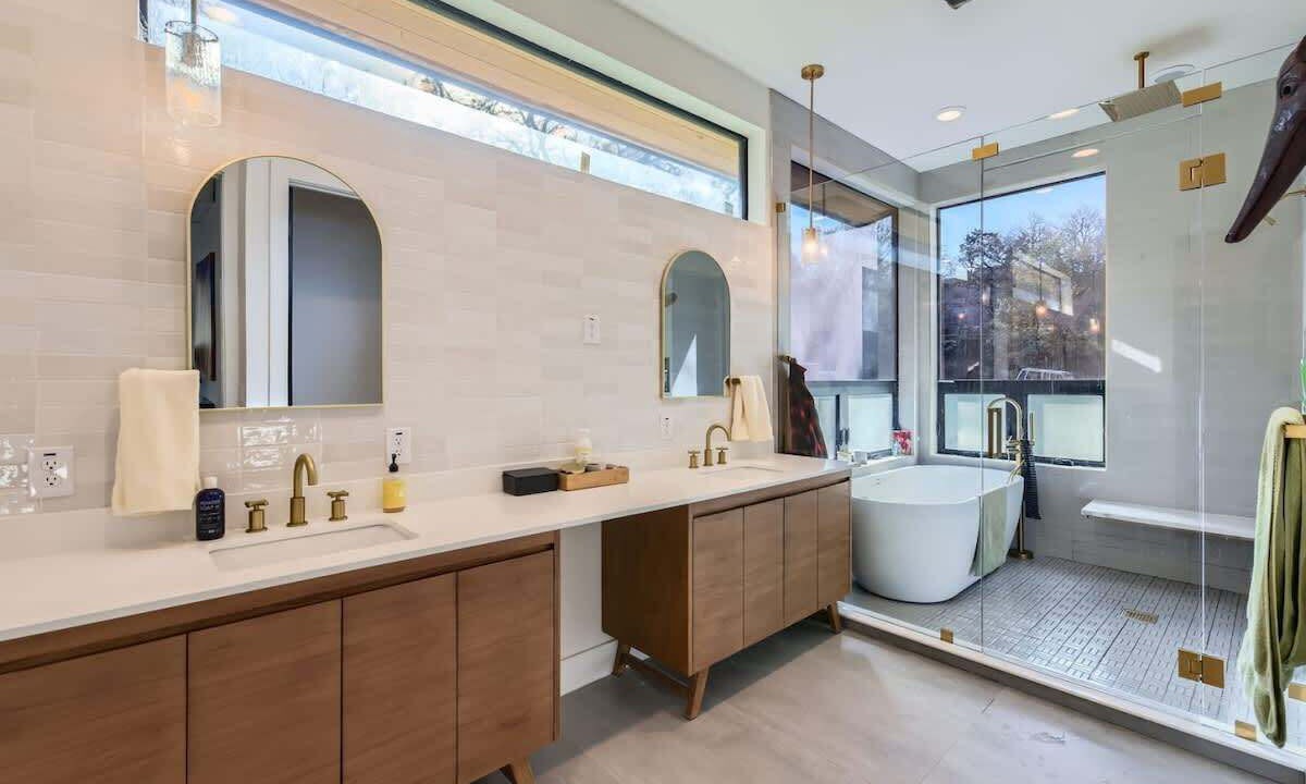 Photo of Bathroom in West Lake Hills