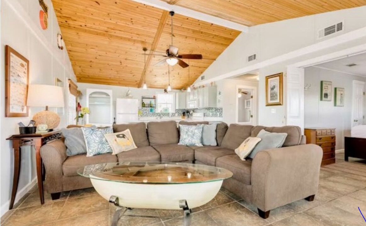 Photo of Livingroom in Jamaica Beach