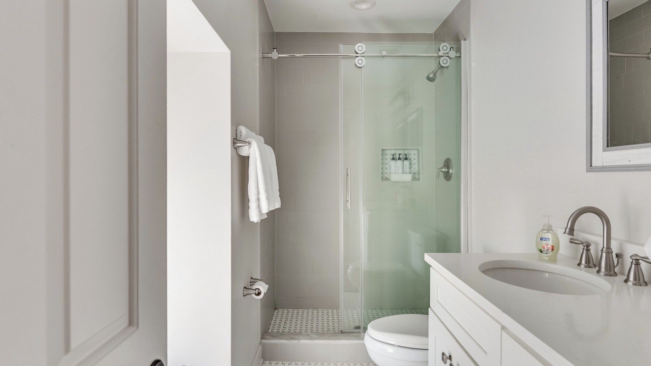 Photo of Bathroom in Lakeview