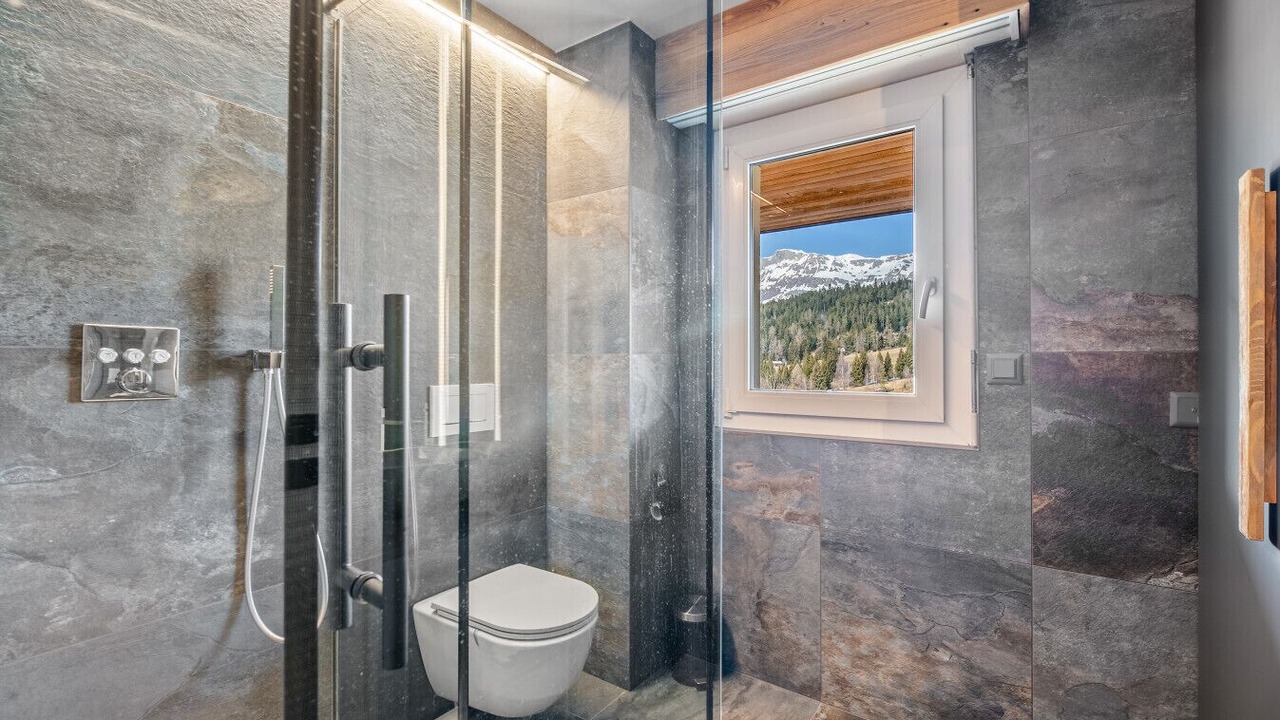 Photo of Bathroom in Lens
