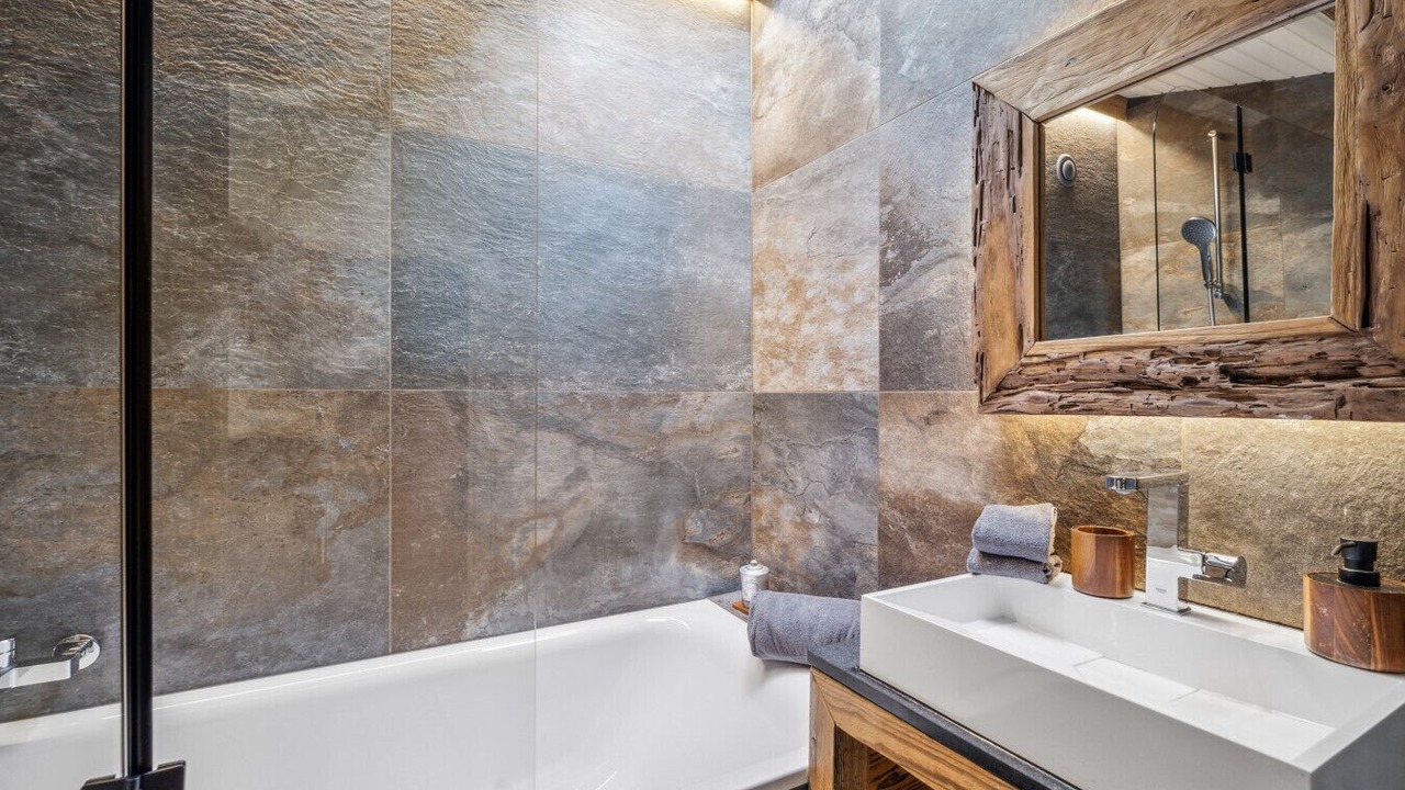 Photo of Bathroom in Lens