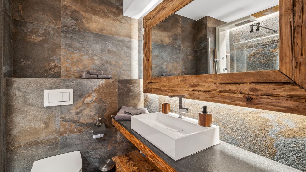 Photo of Bathroom in Lens
