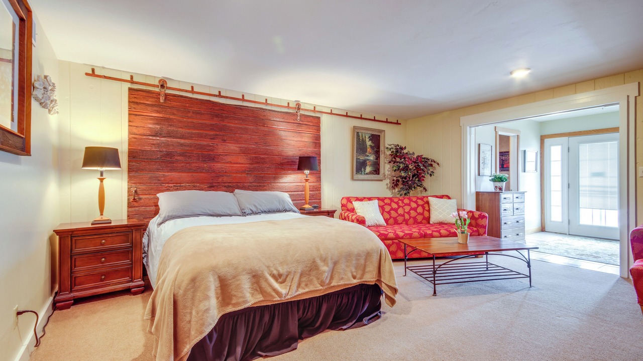 Photo of Others in Emigrant