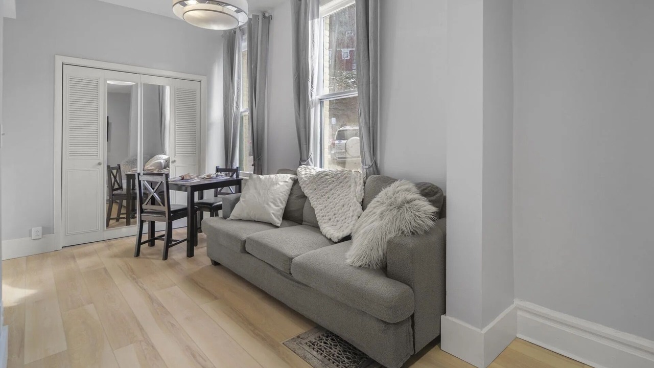 Photo of Livingroom in Collegetown