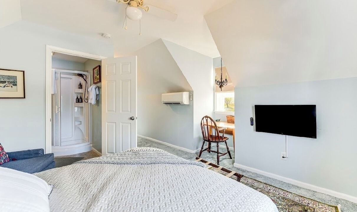 Photo of Bedroom in Andersonville