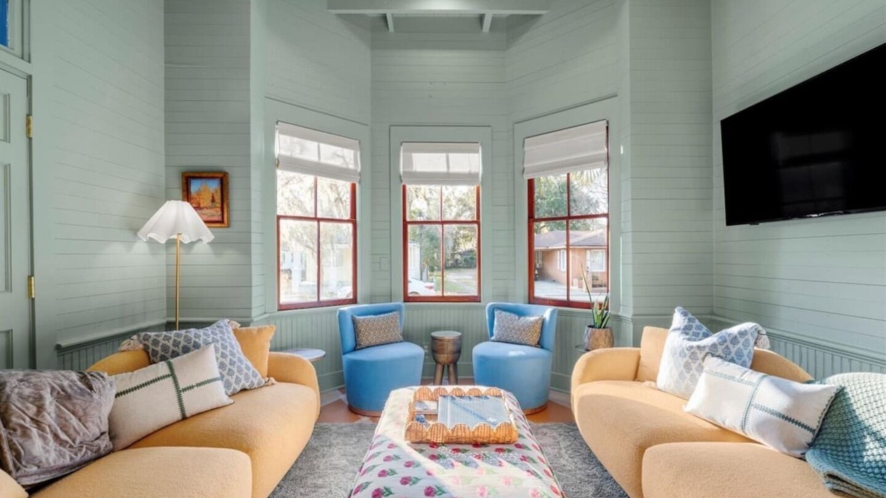 Photo of Livingroom in Northwest Quadrant