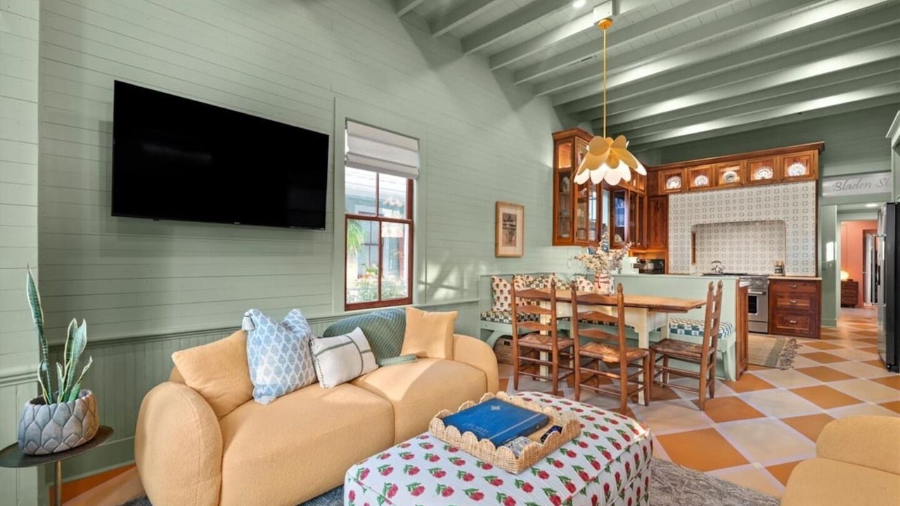 Photo of Livingroom in Northwest Quadrant