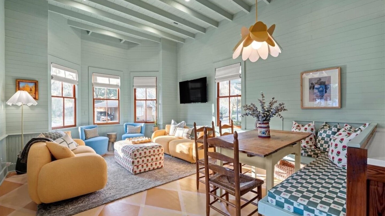 Photo of Livingroom in Northwest Quadrant