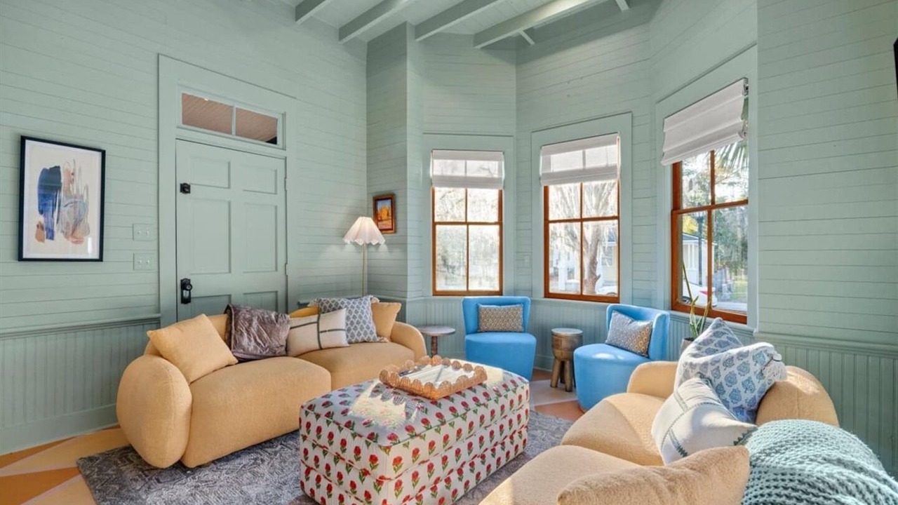 Photo of Livingroom in Northwest Quadrant