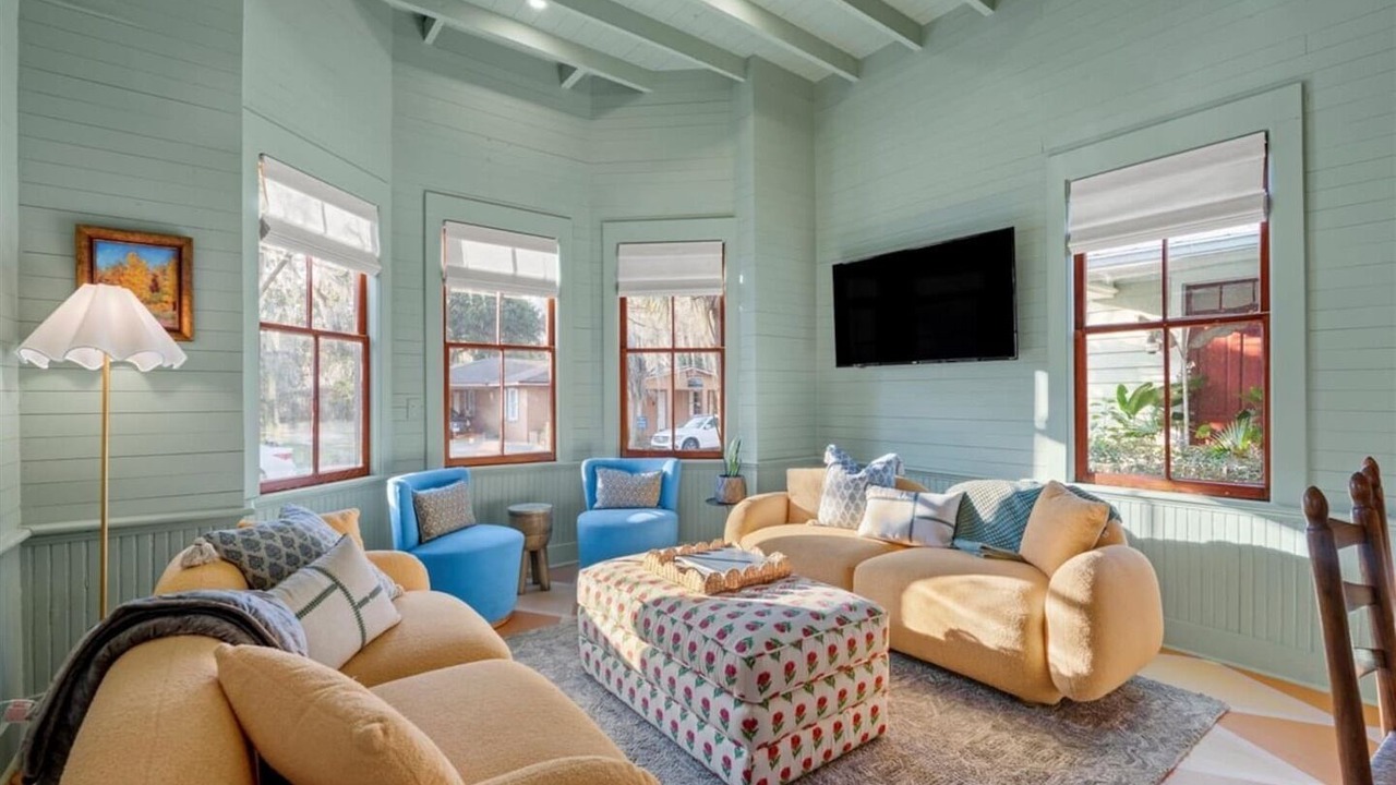 Photo of Livingroom in Northwest Quadrant